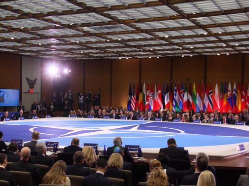 Близо 400 парламентаристи от 32 те държави членки на НАТО и