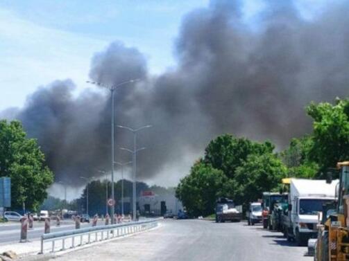 Голям пожар гори на крайезерния път във Варна информира БНР