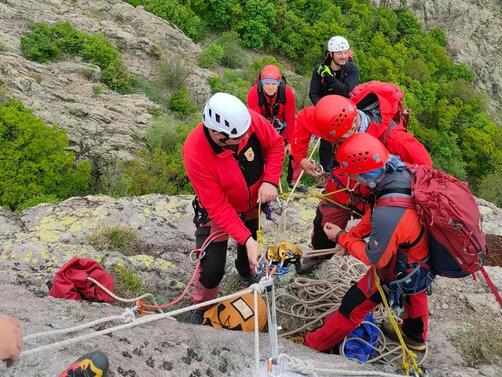 Пожарникари униформени и спасители от ПСС Сливен спасиха двама туристи съобщиха