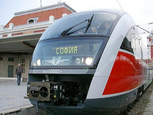 Влакът Варна Добрич закъснява до този момент с над 100