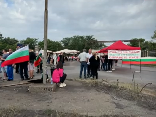 Продължава блокадата на международния път Русе Свиленград в района на Гълъбово
