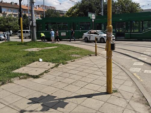 На възлово кръстовище в София трамвай излезе извън релсите по