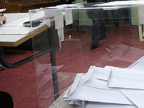 Българите избират нов парламент като същевременно участват в изборите в