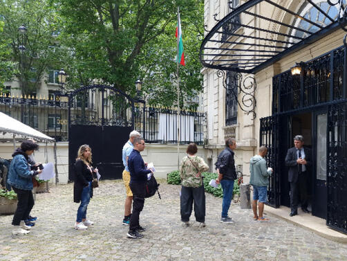 Повечето българи във Франция предпочетоха да гласуват следобед В двора