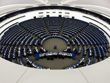 ЕНП запазва мнозинството в Европейския парламент
