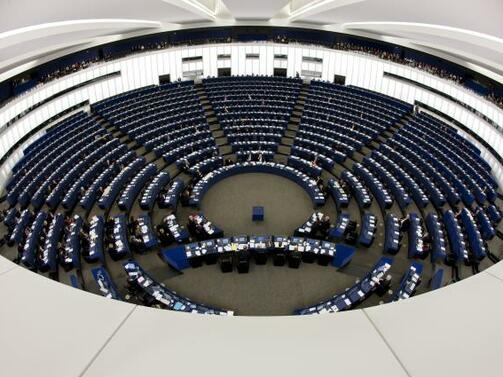 Центристките партии запазват мнозинството си в Европейския парламент въпреки значителните