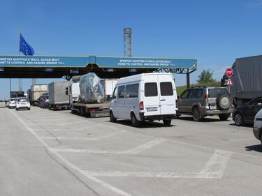 Километрична е опашката от камиони за "Дунав мост" при Русе

