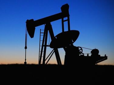 МАЕ понижи прогнозата си за ръста в търсенето на петрол
