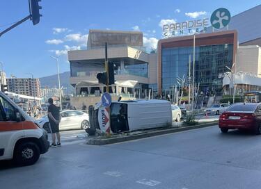 Микробус се обърна на оживено кръстовище в София