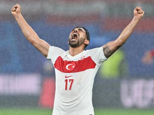 Централният защитник Мерих Демирал вкара два гола и Турция спечели
