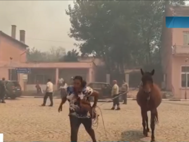 Пламъци обградиха село Воден, хората се евакуират сами (ВИДЕО)
