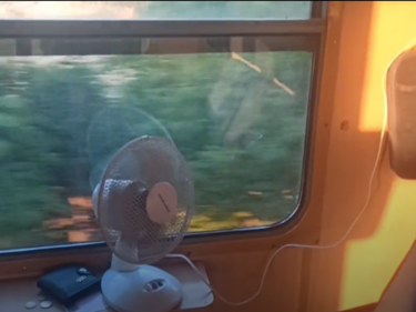 Пътници намериха начин да се разхлаждат във влаковете без климатици
