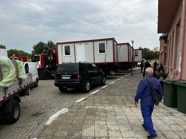 Първите 7 от общо 15 мобилни къщи тип метални контейнери пристигнаха в най-пострадалото от пожарите село Воден