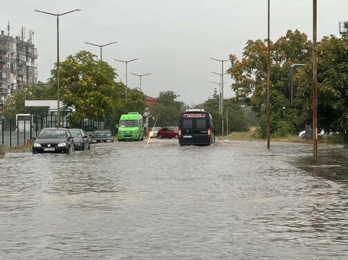 Зловещи бури удариха страната Порой се изсипа над Казанлък оставяйки