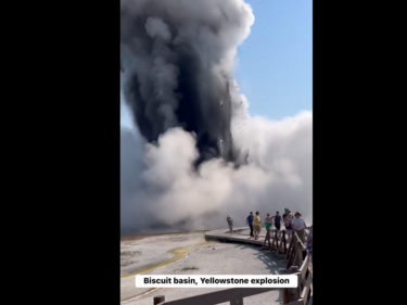 Какво се случва? Взрив в парка Йелоустоун: Ще изригне ли супервулканът?