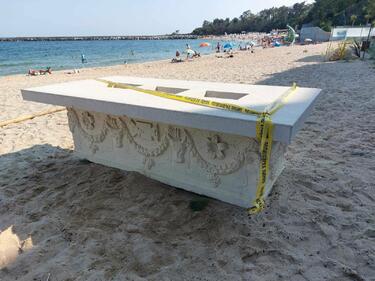 Античният саркофаг от варненския плаж бил бар в модно заведение
