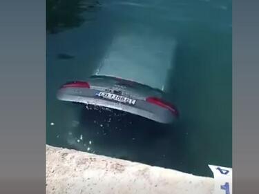 Български автомобил падна в морето в Гърция (ВИДЕО)