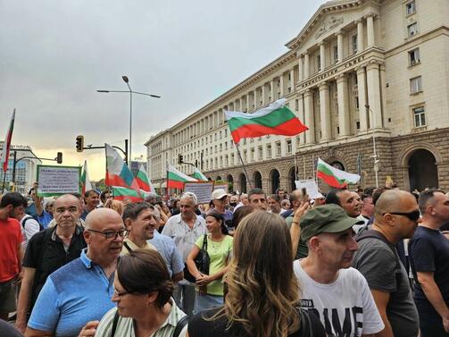 Два демонстрации се провеждат в триъгълника на властта в центъра