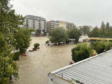 Наводненията стигнаха Виена, пожарникар загина