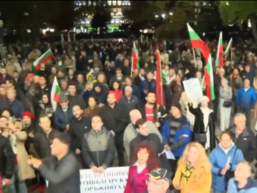 Напрежение пред Народния театър: Протестиращи блъскаха директора (ВИДЕО)