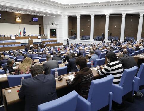 Откриващото заседание на парламента се подновява за трети път в