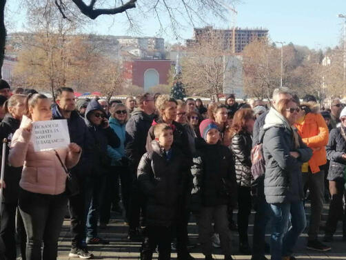 Стотици плевенчани протестираха пред сградата на общината с искане да