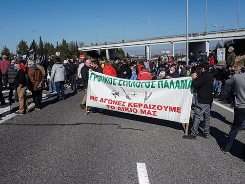 Фермерите в Гърция не се отказват от протести Струпват трактори