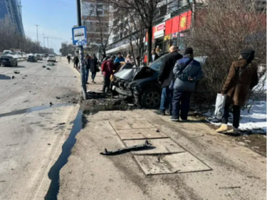 Кола се заби в стълб пред автобусна спирка в София