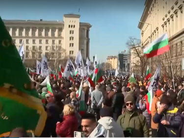 Ранени полицаи и арести на протеста на „Възраждане” 