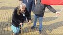 Пенсионерка с 2 бастуна се включи в протеста срещу еврото