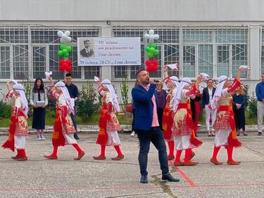 Валентин Велчев пя на патронния празник на училище „Гоце Делчев“
