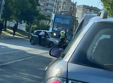 Кола се заби в трамвай, друг се запали