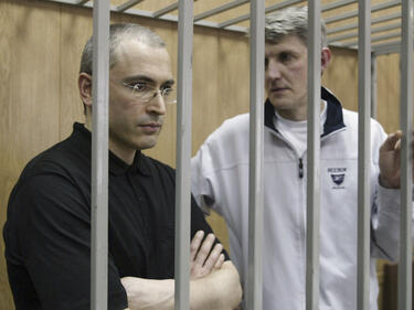 Ходорковски заедно с Лебедев по време на последния процес срещу тях