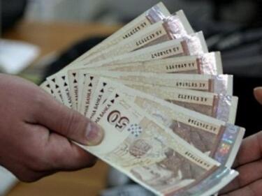 Средната месечна заплата в България продължава да расте