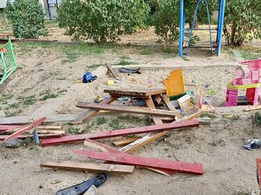 Автомобил се вряза в детска площадка в София