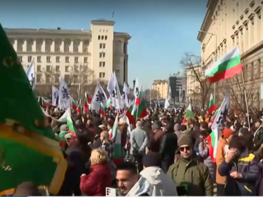 "Възраждане" с протест пред фон дер Лайен