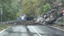 Свлачище блокира движението по пътя Асеновград - Смолян
