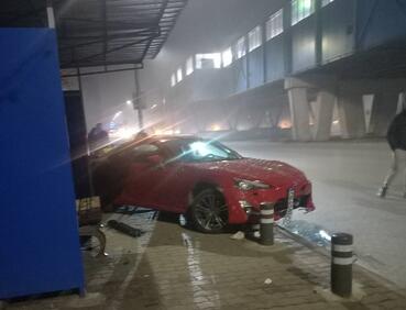 Автомобил връхлетя върху автобусна спирка в София