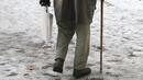 Сняг и заледени пътища затрудниха движението в страната