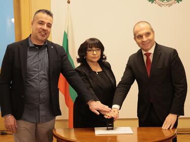Пощите купуват още валута