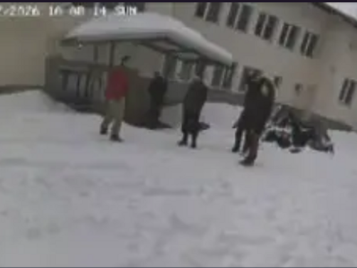 Непознат мъжки глас който нарежда Снимай снимай е засечен на