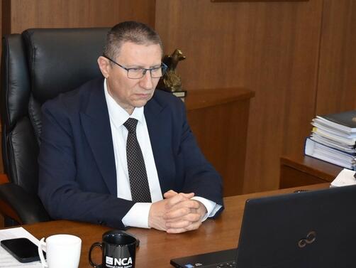 В случаите на оставка или незаконно прекратяване на пълномощията на