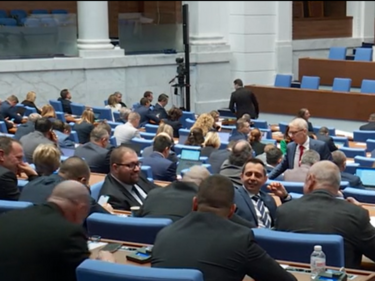 Свикват извънредно заседание на парламента
