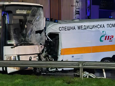 Шофьор на линейка загина след челен сблъсък с автобус