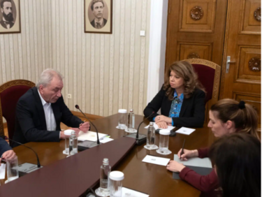 Йотова иска от КЗК пакет от мерки за цените на горивата