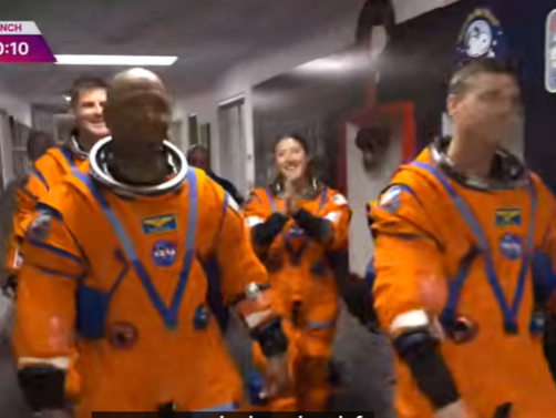 Четирима астронавти на борда на космическия кораб Орион на NASA