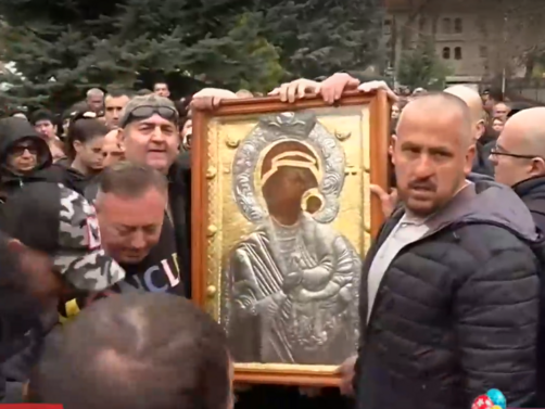 На втория ден от Великден хиляди вярващи от цялата страна