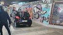 Празен автомобил се хлъзна по стълбите на оживен подлез в София, но за щастие не рани никого
