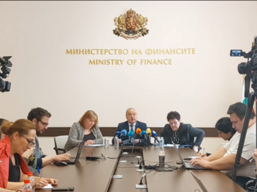 Гълъб Донев: Данъците остават без промяна, а пенсиите ще бъдат увеличени
