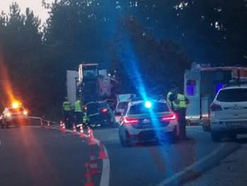 Двама души загинаха а трима са ранени при катастрофа в